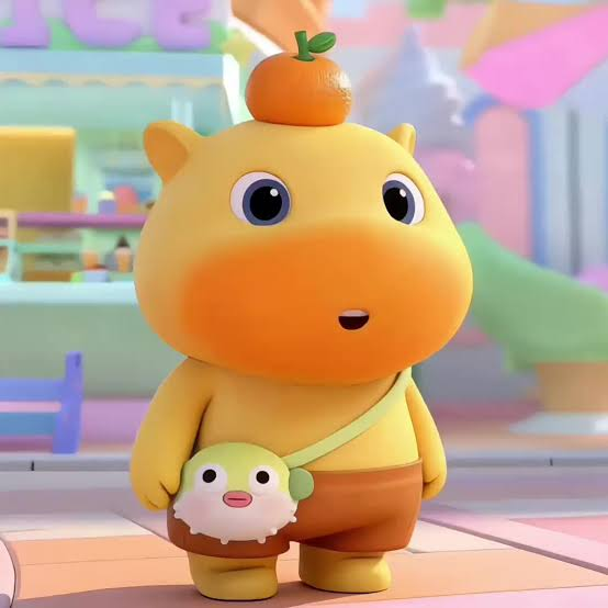 噜噜 standing with an orange on his head and a little bird bag across his chest