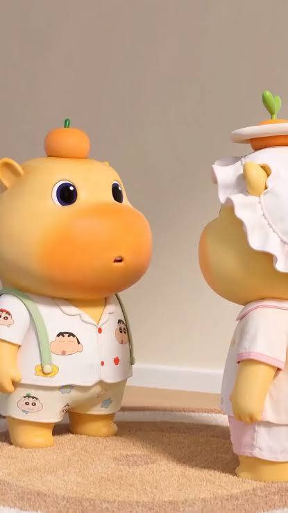 噜噜 in pajamas facing 噜妹, who is partly in view in her bonnet