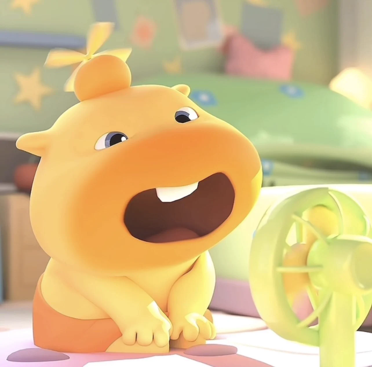 噜噜 with a little propeller on his head, shouting beside a green fan