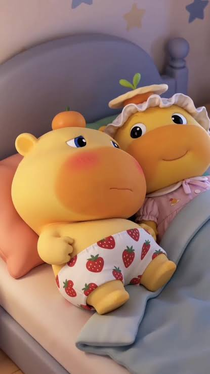 噜噜 in strawberry shorts and 噜妹 in her bonnet, snuggled up together in bed